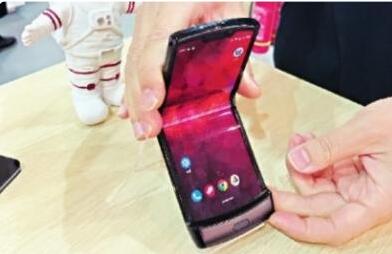 漢產(chǎn)全球首款折疊屏翻蓋手機“摩托羅拉RAZR”